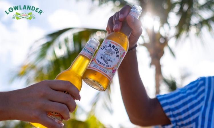 Proosten met een zomerse Islander van Lowlander Beer